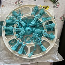 Round Clip Hanger with Clothespins