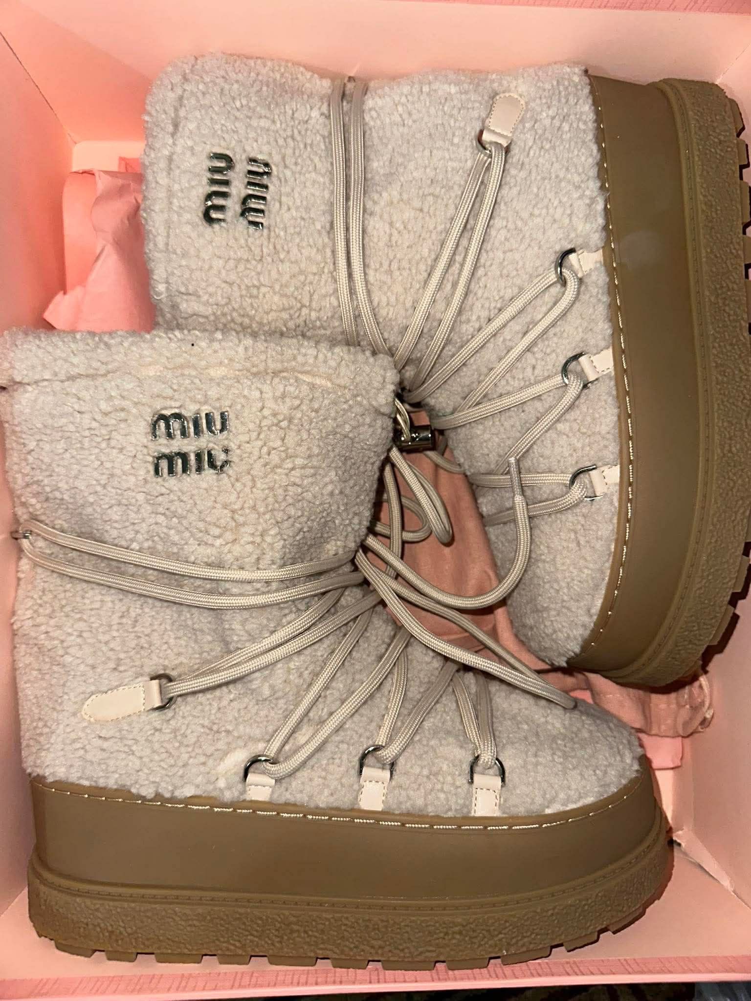 Faux fur snow boots( Miu Miu)
