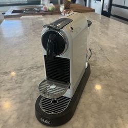 Nespresso DeLonghi Espresso Machine - Coffee maker