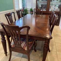 Dining Room Table And  6 Chairs  