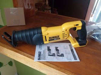 DeWalt 20 v MAx.  Sawzal.   W/ Blade