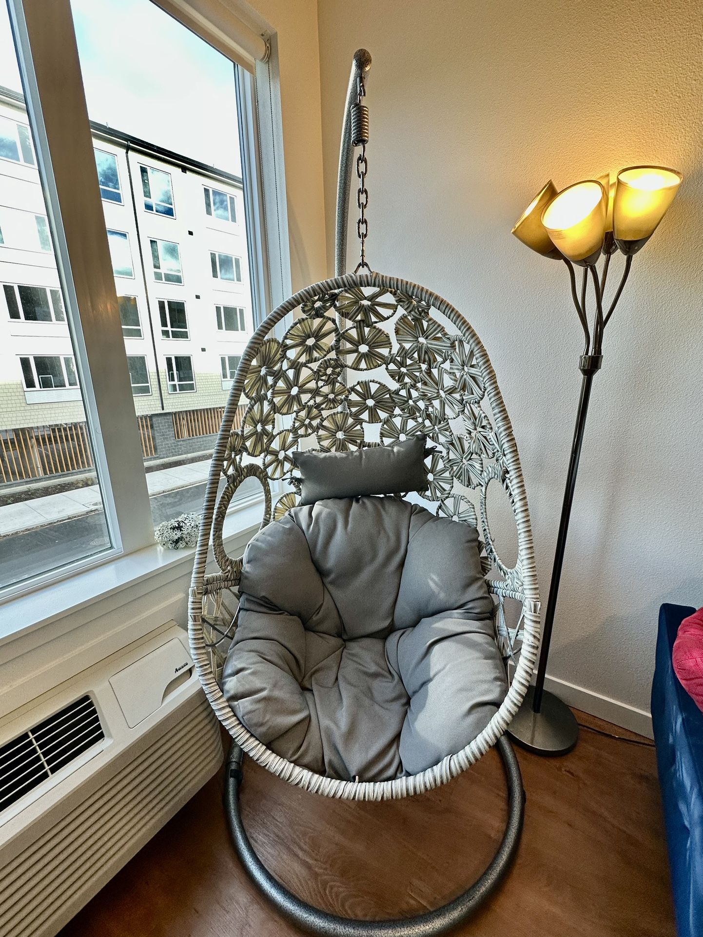 Stylish Hanging Egg Chair – Guests Will Love It 🎄✨