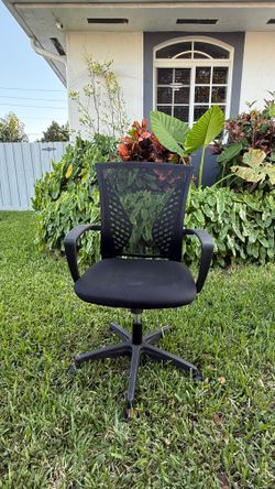 Black Mesh Office Desk Chair w/ Armrests & Wheels