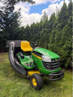John Deere E130 riding mower lawnmower with bagger system