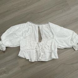 White ruffle blouse with a touch of whimsy💌🏹