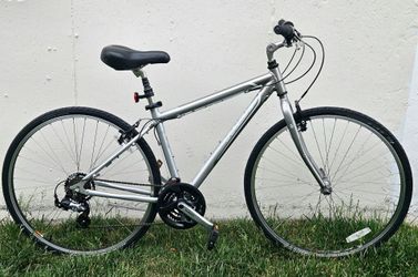 Trek 7000 Hybrid Bike – Ready to Ride!

17.5" Medium (fits riders approx. 5'6" to 5'10")