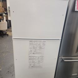 Ge 32 Inch Top Freezer Refrigerator In White GTE21GTHGWW