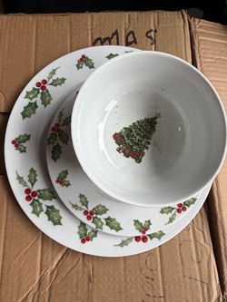 Brand New Christmas plates set serving for 8