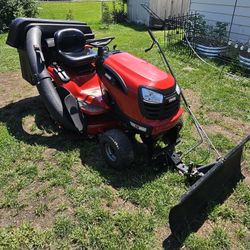 Craftsman YTS3000 LAWN TRACTOR WITH 21HP BRIGGS AND STRATTON ENGINE 42" Deck With Bagger System And Snow Plow 