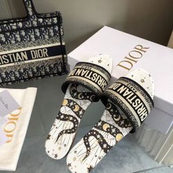 A pair of women's classic versatile slippers