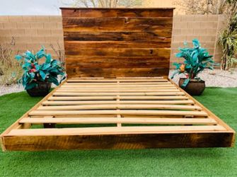BEAUTIFUL HEAVY RECLAIMED WOOD KING BED FRAME (FREE DELIVERY 🚚 FIRST FLOOR ) GREAT CONDITION 😍👌🏻
