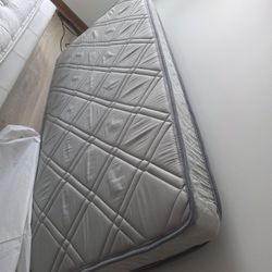 2 Twin Matress Set Of 2 With Matress Protectors 