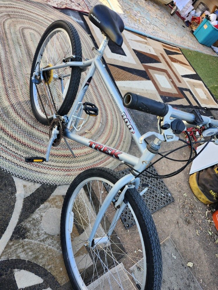 Bike  TREK 900    26INCH 18SPEED SHIMANO SHIFTING AND BREAK PERFECT LIKE NEW  EVERYTHING IS PERFECT