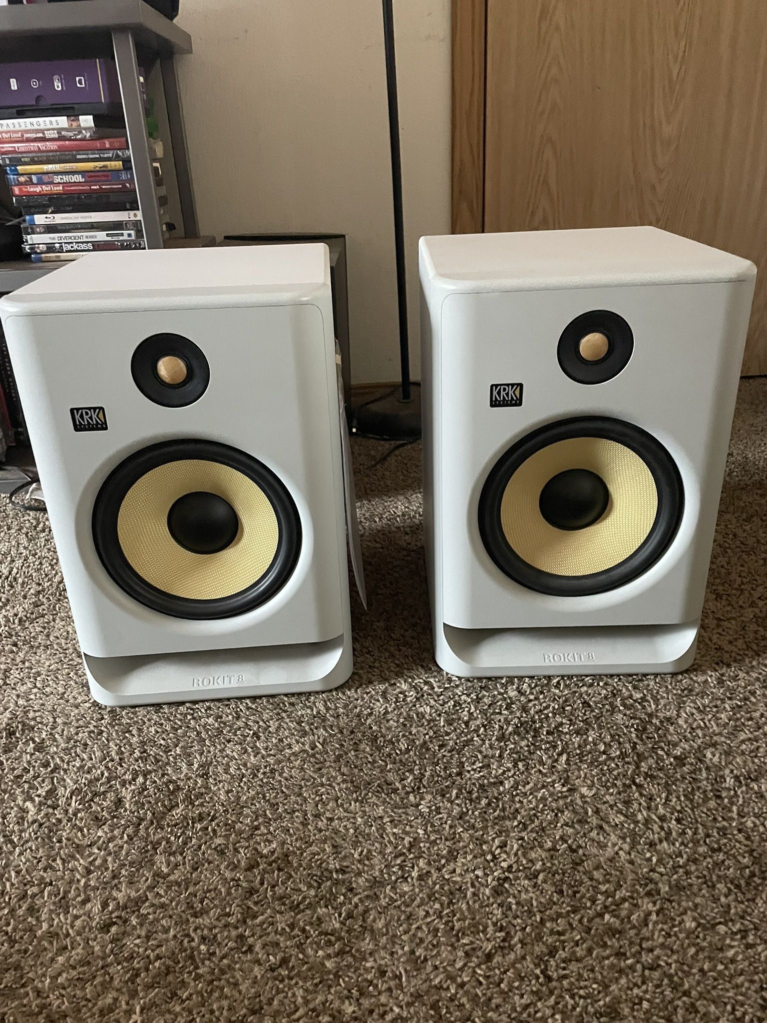 ROKIT 8 GENERATION 4 POWERED STUDIO MONITOR - WHITE