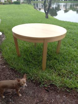 Expandable Round Table / Wood 