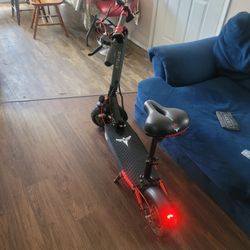 Electric SCOOTER  40 MPH MaX speed 35-40 Mile Range