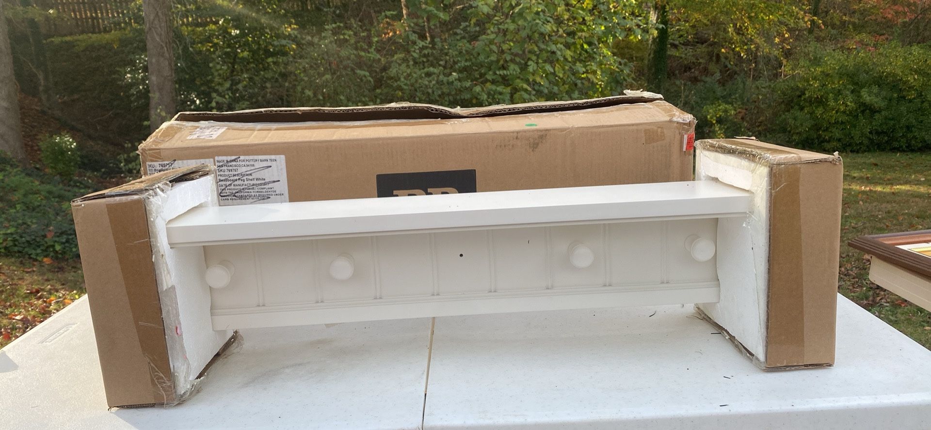 Beadboard peg Shelve White