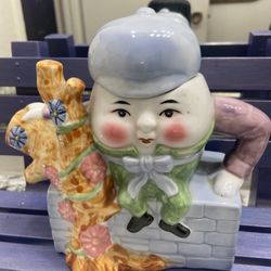   Vintage. Humpty Dumpty Tea Pot $10