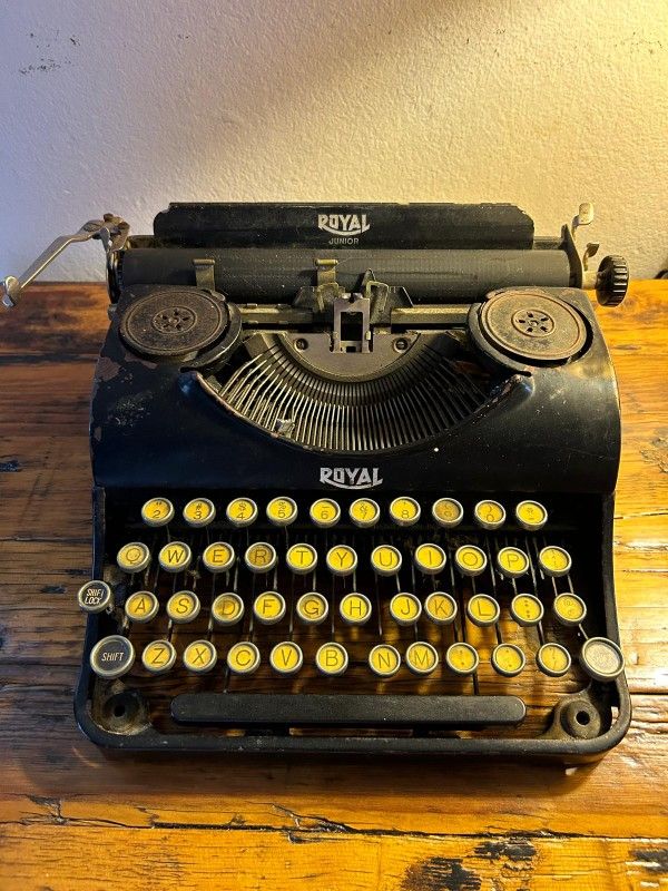MAQUINA DE ESCRIBIR ANTIGUA