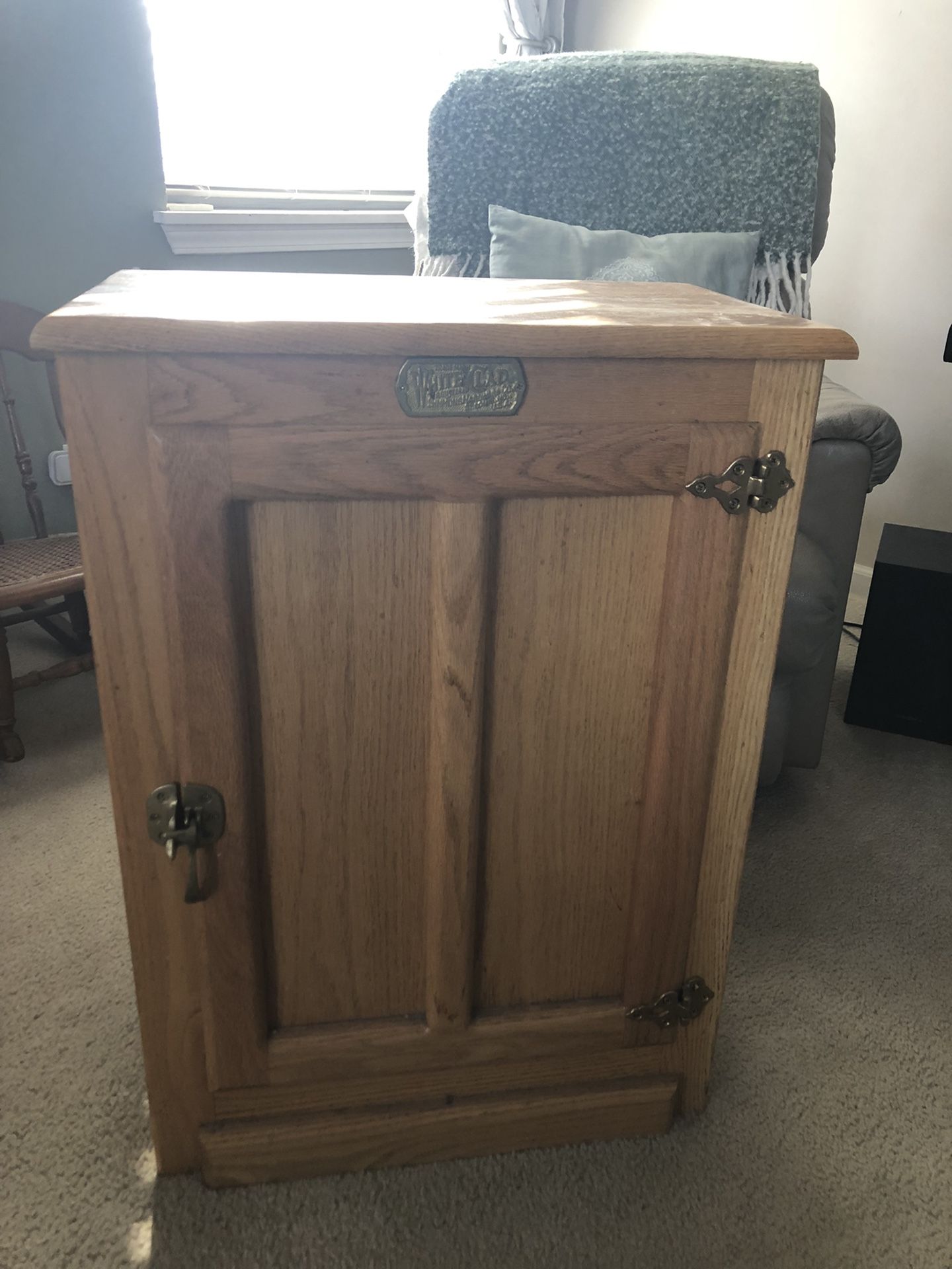 Oak garbage Container to hide your garbage can in the kitchen or washer and dryer room