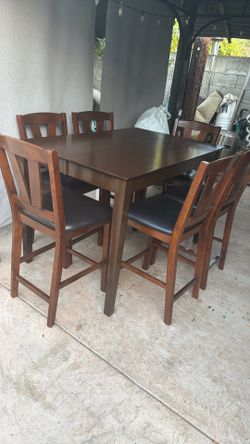 Dining table and 6 Chairs