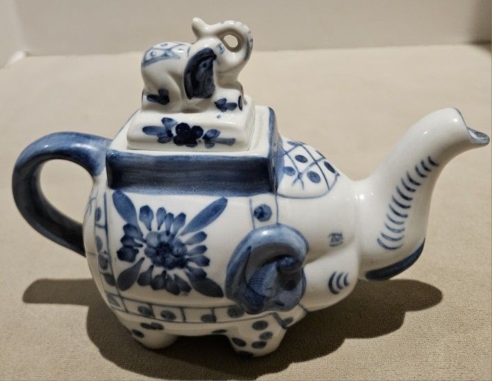 VINTAGE DOUBLE ELEPHANT TEAPOT BOMBAY CHINA COBALT BLUE & WHITE WITH LID