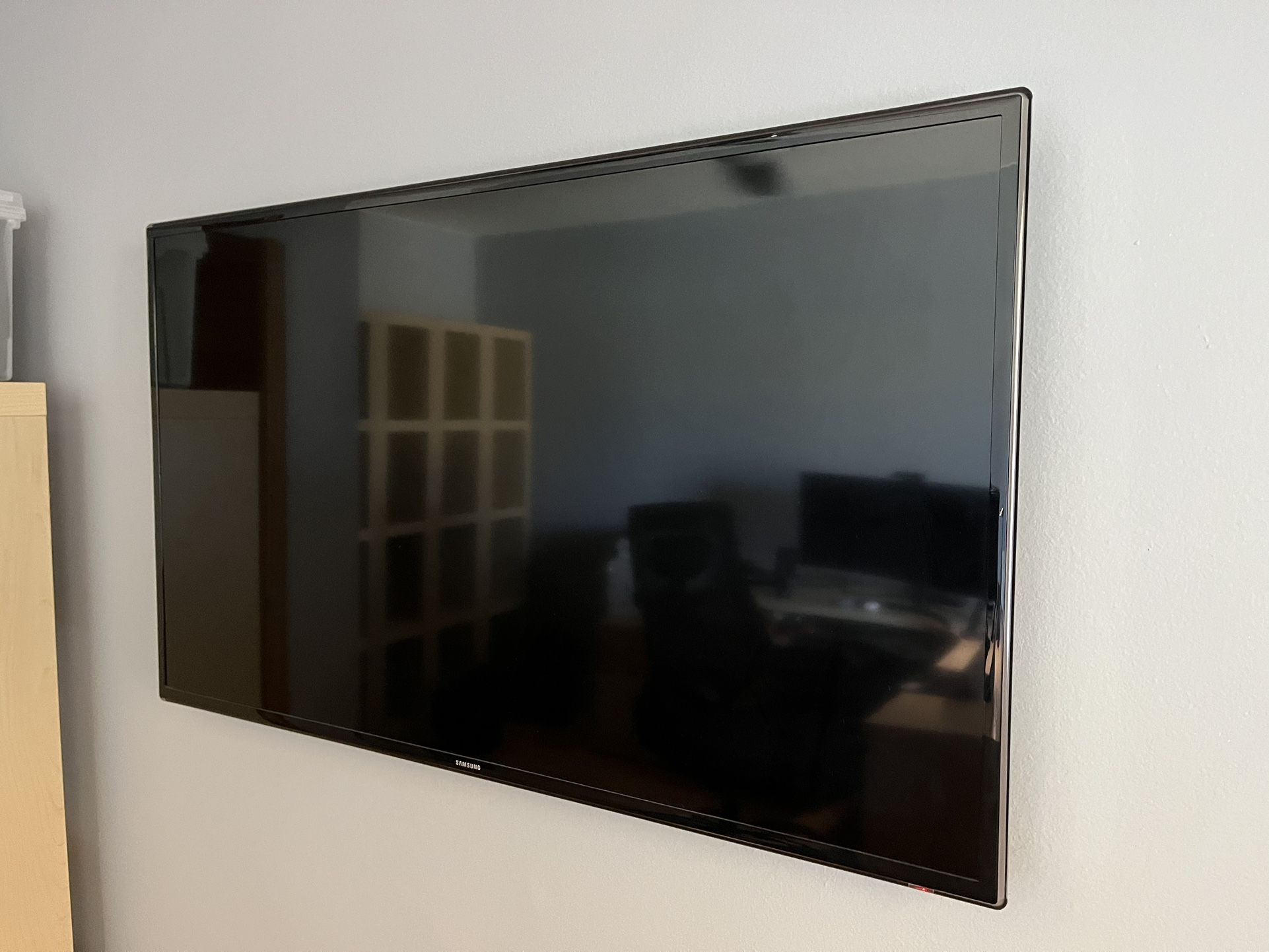 Samsung 50” HD TV - $150 - Wall Mounted Only - Wall Mounting Kit Included