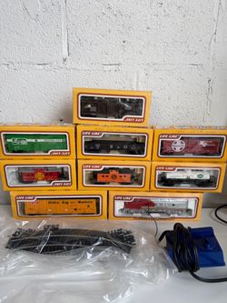Vintage Life-Like HO Scale Electric Train Set Santa Fe Locomotive 8 Cars