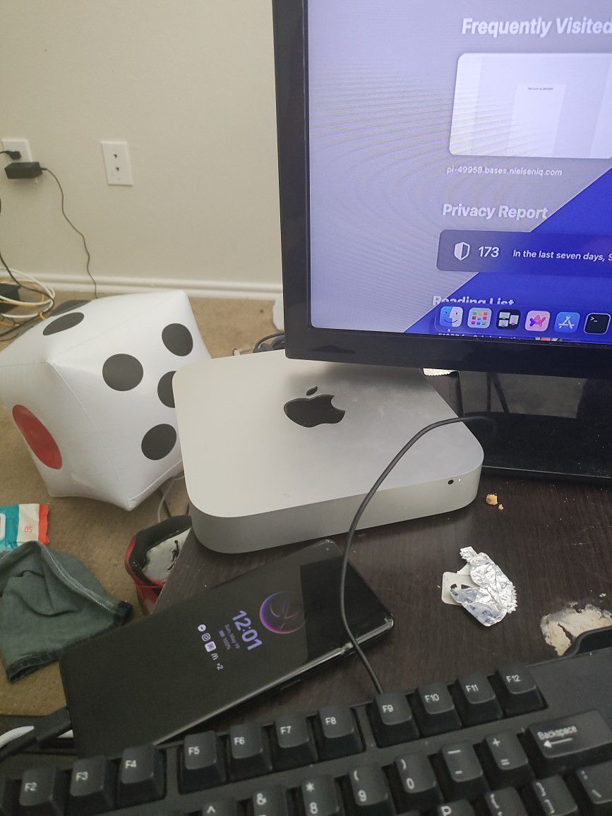 just a photo of a Mac Mini for people who asked me what it looked like. not a listing.