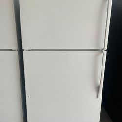 Refrigerator Whirpool 33 Inch Perfect Condition 