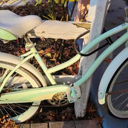 Woman's Huffy Beach Cruiser