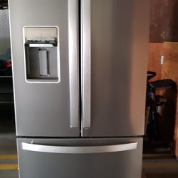Whirlpool Fridge With Ice Maker And Water Filter (No dents Or Scratches) (Venice, MDR, Culver City, Los Angeles, Santa Monica)