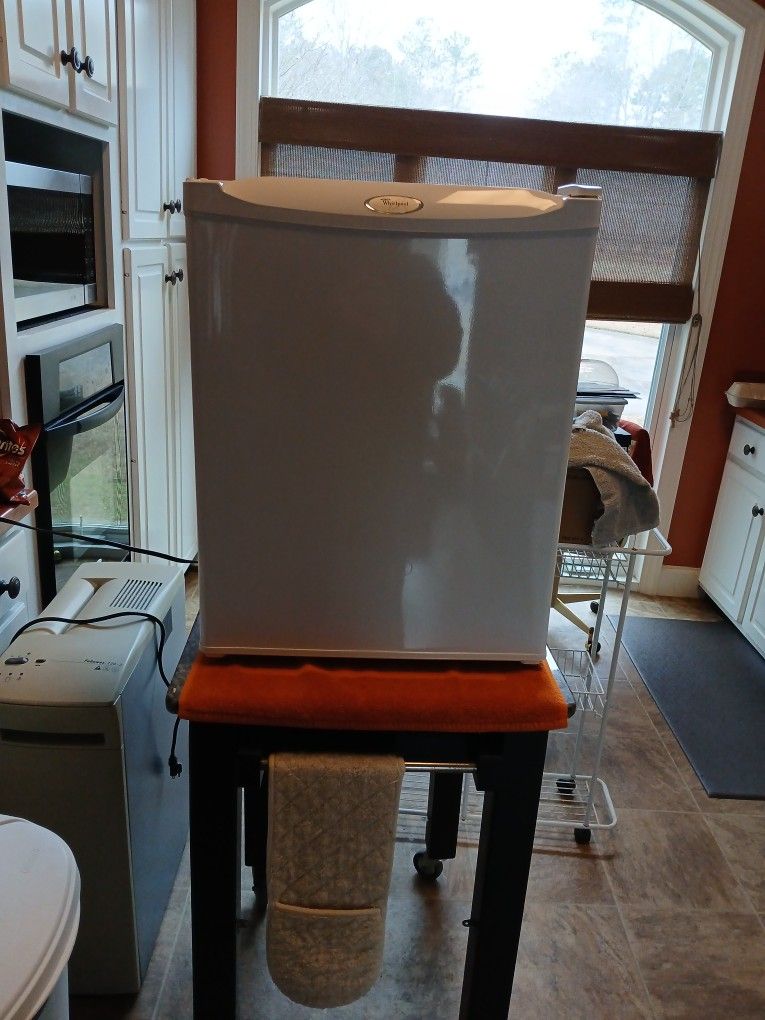 Whirlpool Mini REFRIGERATOR