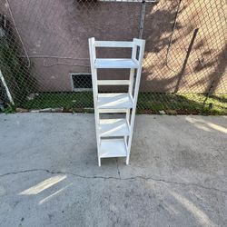 Small Curious Shelf Unit.