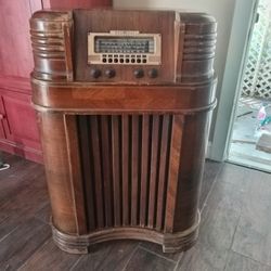 Philco 40-180 Floor Radio