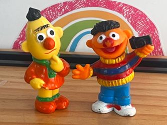 SESAME STREET BEET AND ERNIE PVC FIGURES