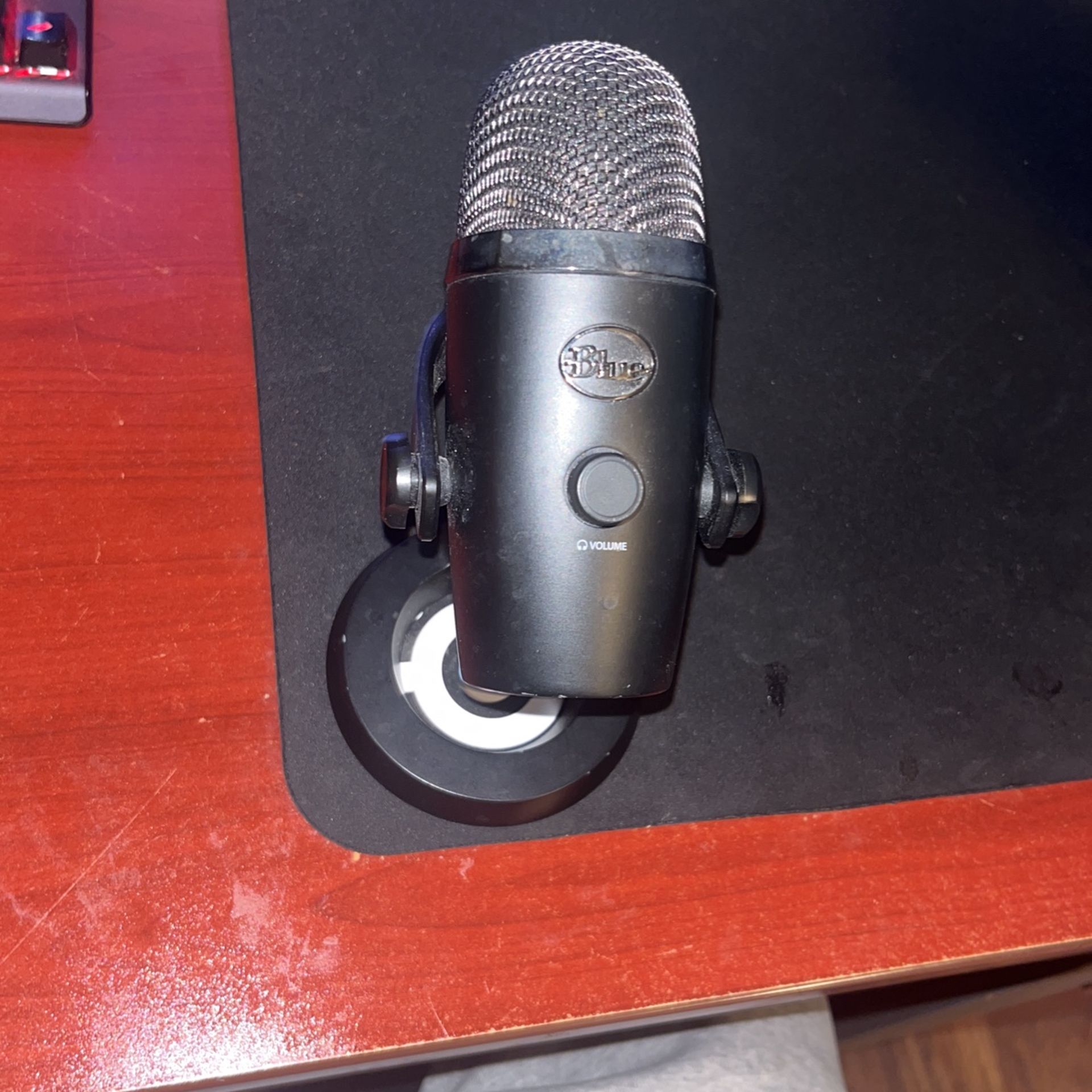 Logitech Blue Yeti BLACKOUT Nano USB Microphone for Gaming, Streaming, Podcasting, Twitch, YouTube, Discord, Recording for PC and Mac, Plug & Play