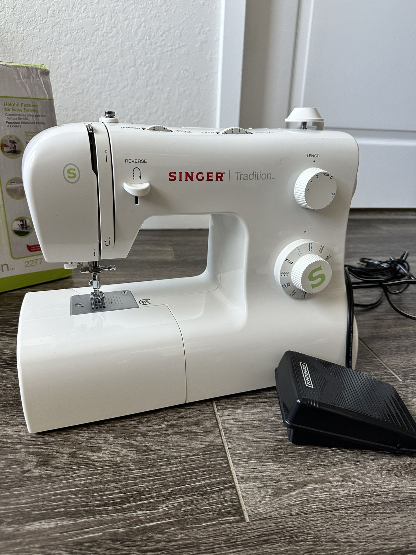 $250 Singer 2227 Sewing Machine And Supplies 