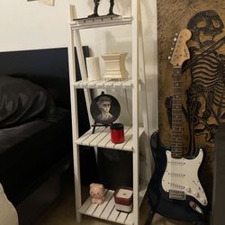 TRIANGLE SHELF STAND