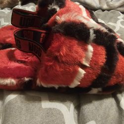 Womams size 7 fluffy UGG slippers [worn 2 times/New condition]