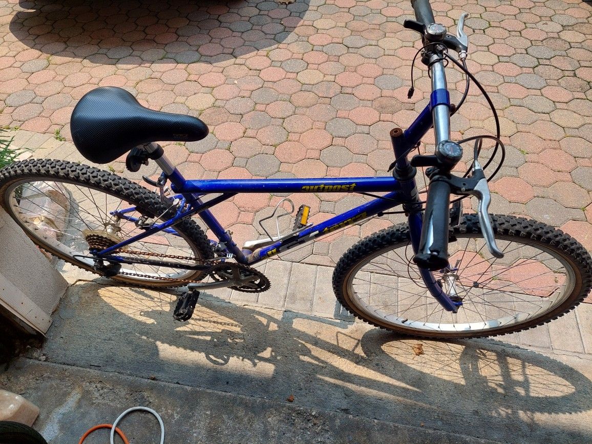 GT OUTPOST LIGHTWEIGHT FRAME & WHEELS 26 "