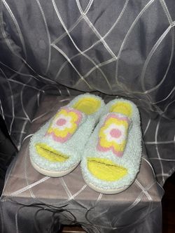 Women's Fluffy Sandals Sz 7-8
