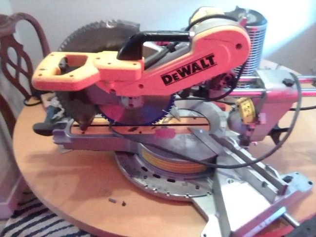 DeWalt 12inch 15 Volt Double Bevel Sliding Miter Saw