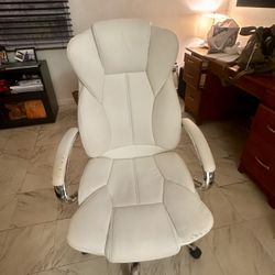 Leather Chair / Silla En Cuero