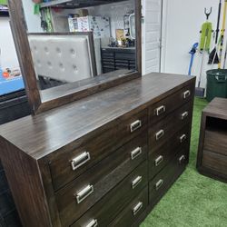 Ashley Furniture 6 Piece Bedroom Set - King Size