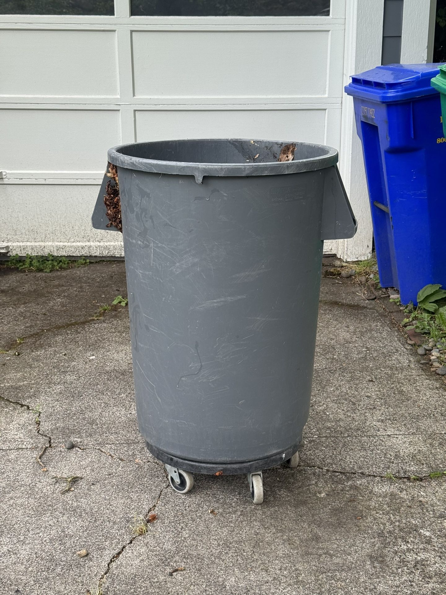 Trash can With Wheels 