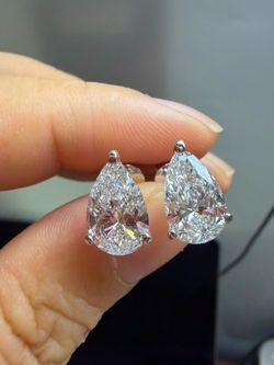 4.04 CTW BNIB never worn Pear shaped lab grown earrings with IGI Certificate