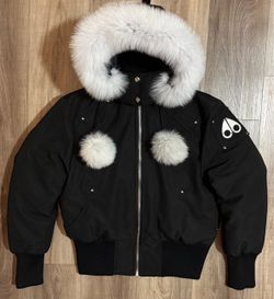 Moose knuckles women’s size small on hand