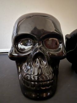 Glossy Black Skull Halloween Decor – Gothic Display
