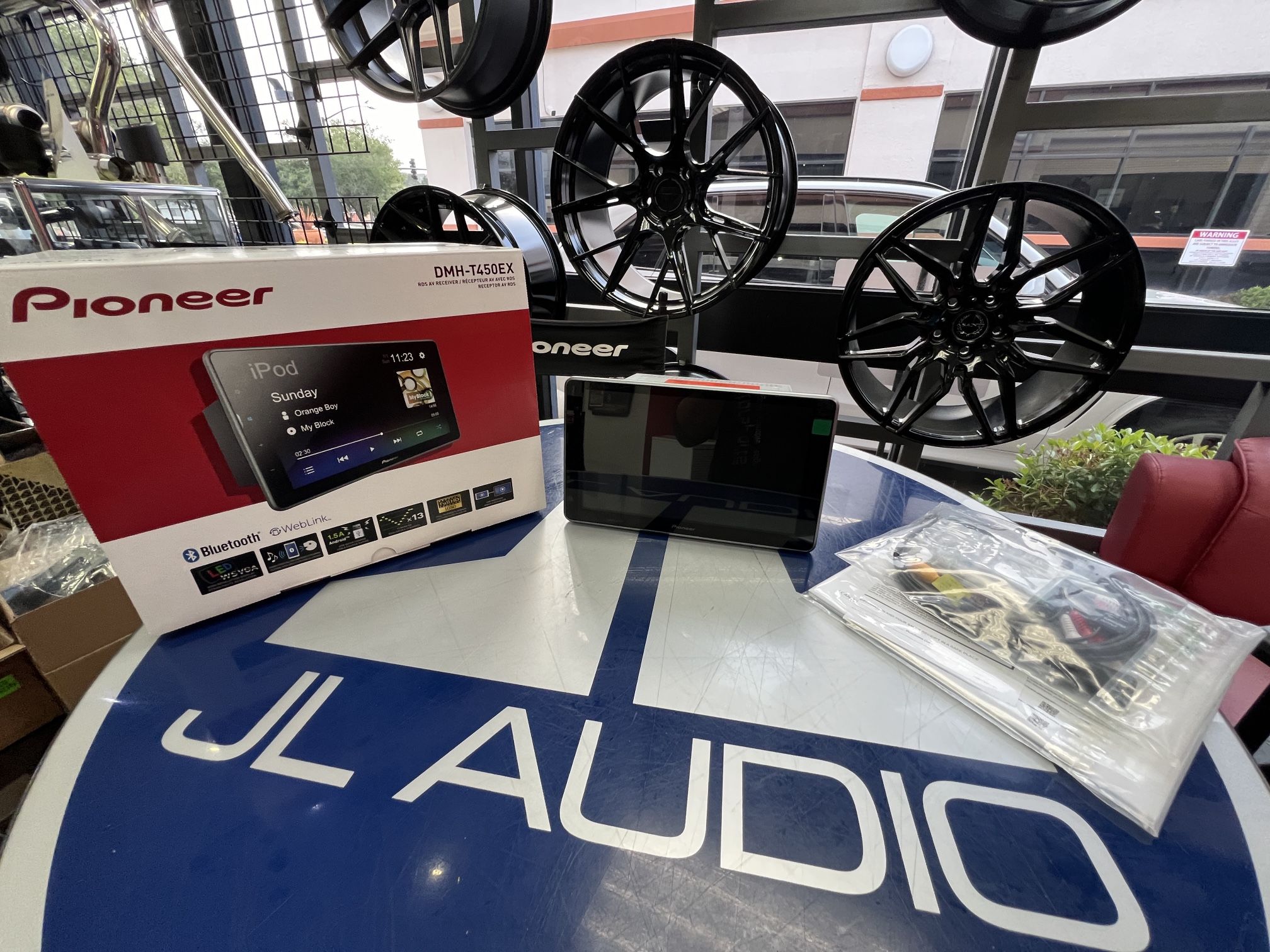 Pioneer 9” Floating Touchscreen DMH-T450EX